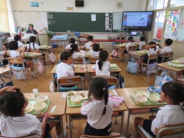 7月食育指導を視聴する1年生