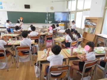 食育指導を視聴する2年生