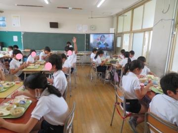 7月の食育指導を視聴する6年生