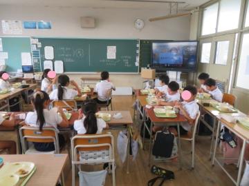 7月の食育指導を視聴する4年生