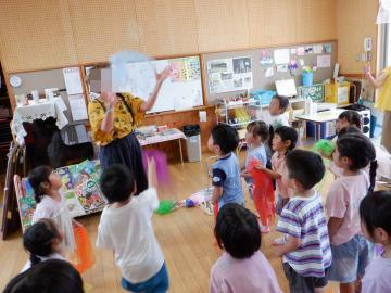 布を使ってダンスをする幼児