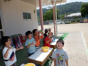 しゃぼん玉をする幼児