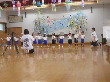 ダンスを踊る幼児