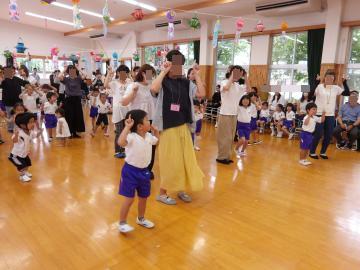 親子ダンスをしているところ
