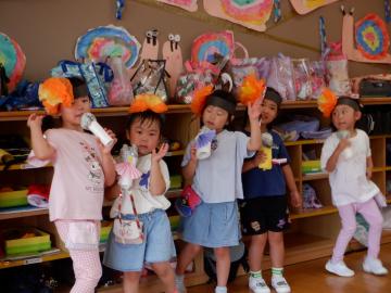 アイドルごっこをする幼児