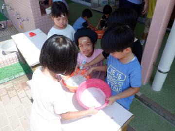 泡遊びをする幼児
