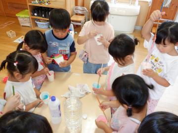 スライム遊びをする幼児