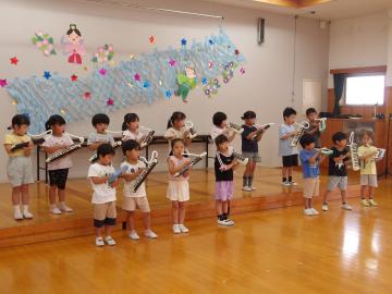 鍵盤ハーモニカを演奏する幼児