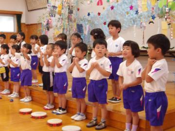 歌を歌う幼児