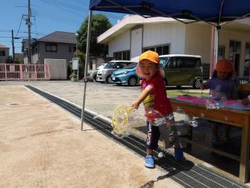 シャボン玉遊びをする幼児