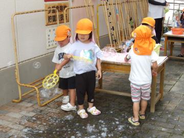 泡を作って遊ぶ幼児