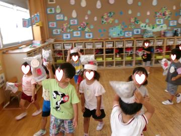 3歳児がビニール袋を使っておばけをつくって遊んでいるところ
