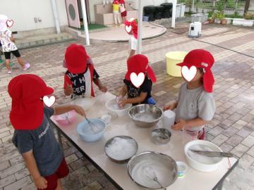 3歳児が泡遊びをしているところ