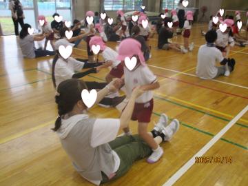 大津小学校の体育館で3歳4歳5歳児が親子体操をしているところ
