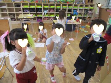 4歳がてづくり楽器をつくっているところ