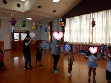 盆踊りをしているところ