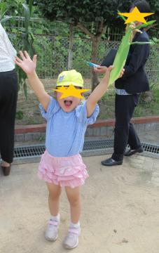 とうもろこしを収穫して大喜びをする子ども