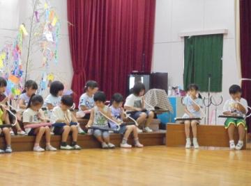 七夕会で5歳児が鍵盤ハーモニカでかえるのうたの曲を披露している様子