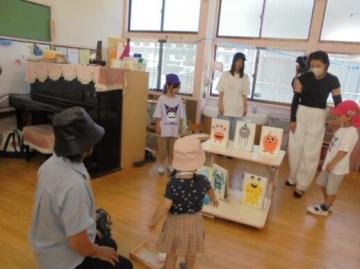 お店屋さんごっこで、親子でまとあてをしている様子