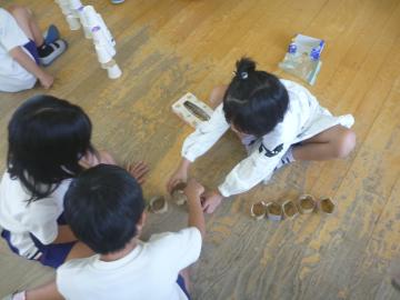 児童が作成したおもちゃで遊んでいる様子
