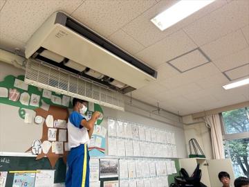 エアコン掃除をする生徒の様子