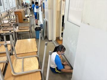 壁の汚れとりをする生徒の様子