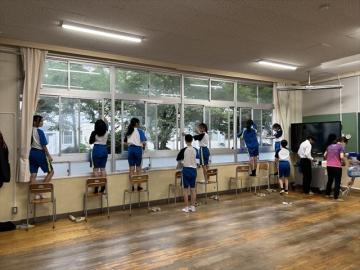 窓掃除をする生徒の様子