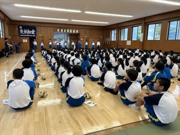 学年集会で話を聞く生徒の様子