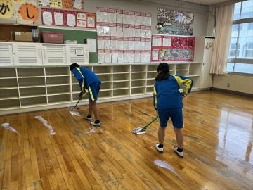ワックスがけをする生徒の様子