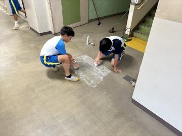 床掃除をする生徒の様子