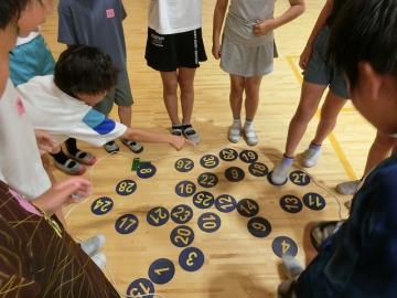 自然学校で数字を順に見つけて速さを競うゲームをしているところ