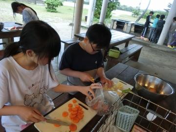 野外炊飯で材料を切っているところ