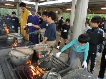 野外炊飯で調理をしているところ