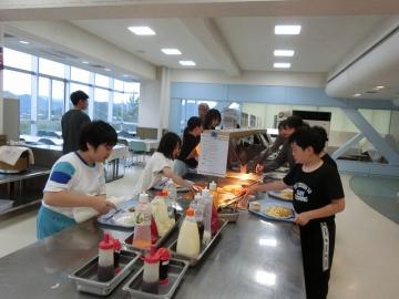 自然学校での食事はバイキング形式です
