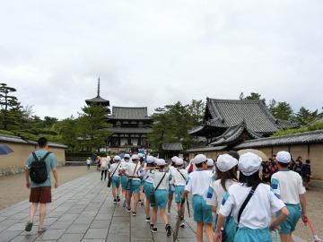 五重塔に向かって歩いているとこと