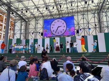 万博会場で吉本新喜劇のステージに参加しているところ