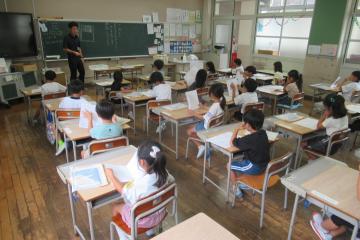 はじめての通知表を各自確認している様子