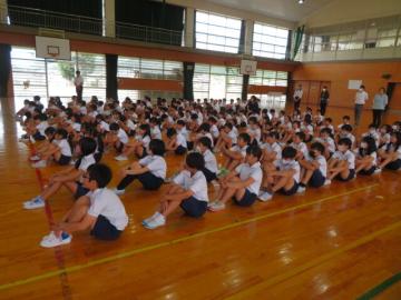終業式で話を聞く子どもたち
