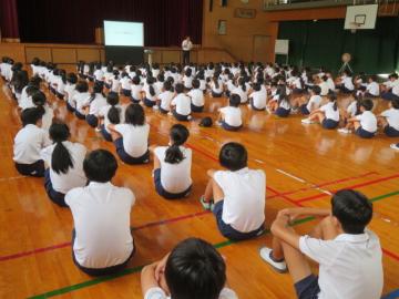 生活指導担当の話をきく子どもたち