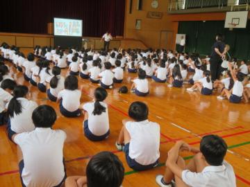 夏休みにがんばりたいことを発表する子どもたち