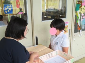 通知表の説明をうける1年生