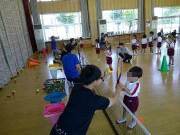 ラケットでボールを打っている様子