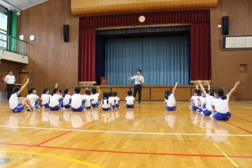 生活指導の話を聞く子供たち