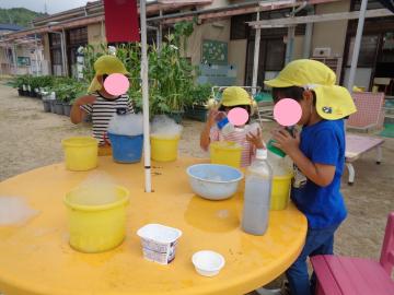 4歳児が泡遊びで泡をつくっているところ