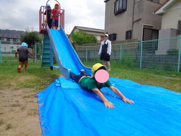 皆でウォータースライダーをしているところ
