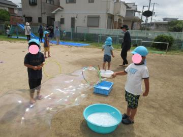 5歳児が大きなシャボン玉遊びをしているところ