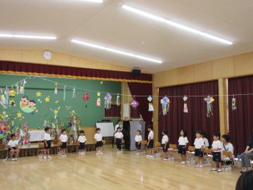 4歳児が「はらぺこあおむし」の歌を歌っているところ