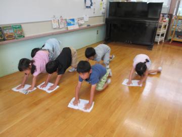 5歳児が床を掃除しているところ