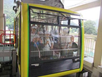 子供たちが、ロープウェイに乗って書写山を登っています。