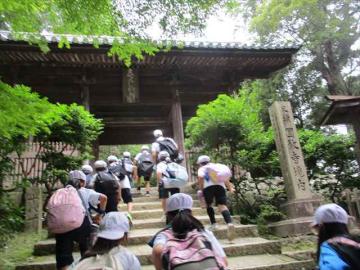 ロープウェイを降りたあと、子供たちが円教寺会館を目指して歩いています。